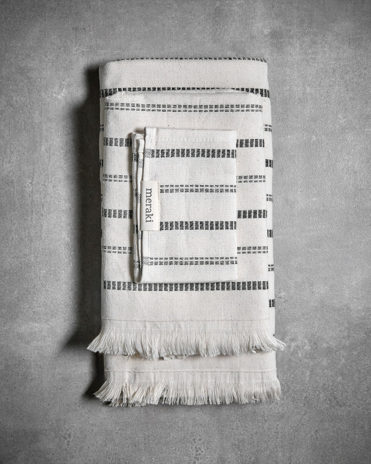 Handtuch, MKTrue, Off-White,Schwarz in Off-White, Schwarz präsentiert im Onlineshop von KAQTU Design AG. Handtuch ist von Meraki