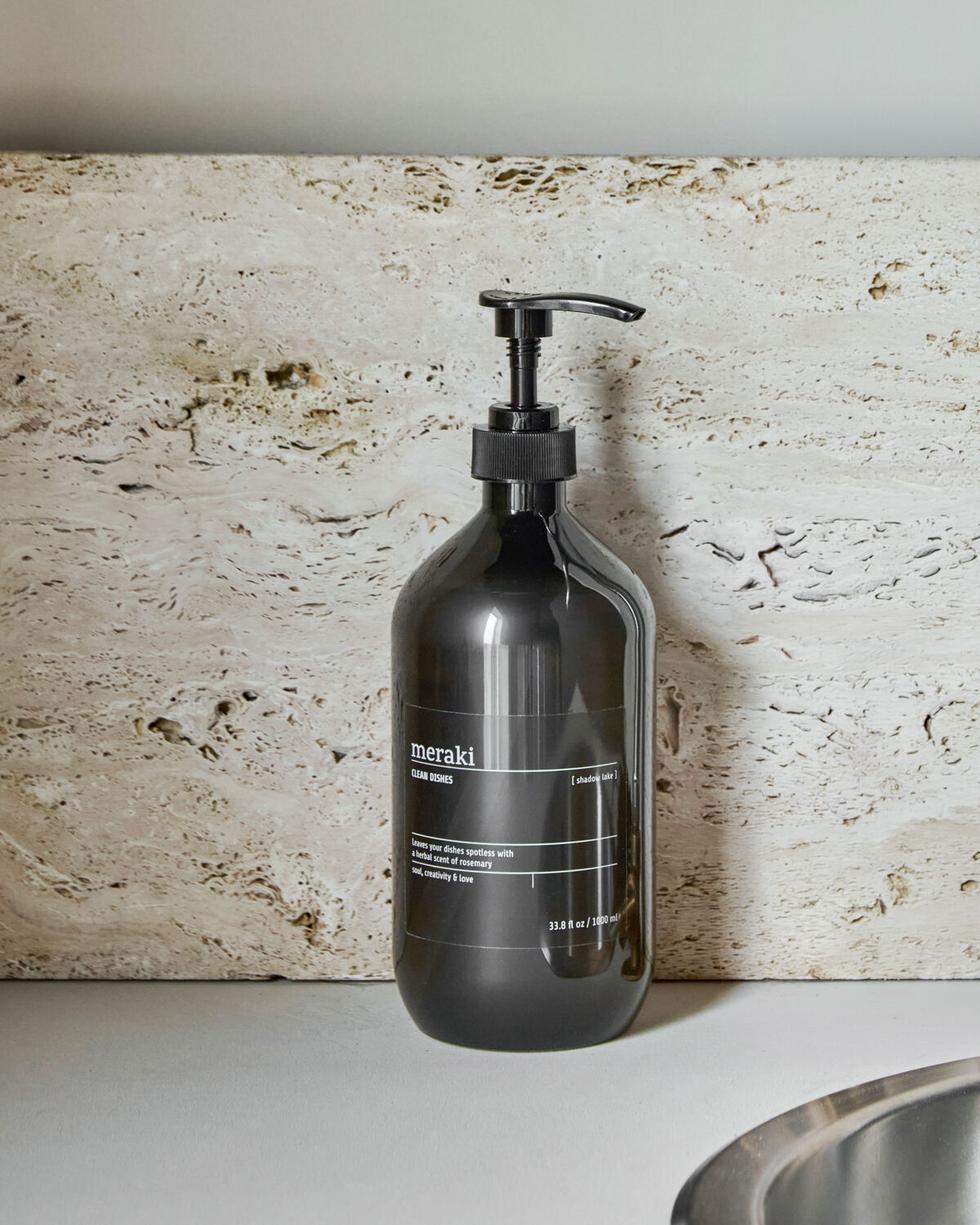 Flasche mit Dish Wash in der Duftnote Shadow Lake, 1000 ml, von Meraki. Elegantes Design für umweltfreundliches Geschirrspülen.