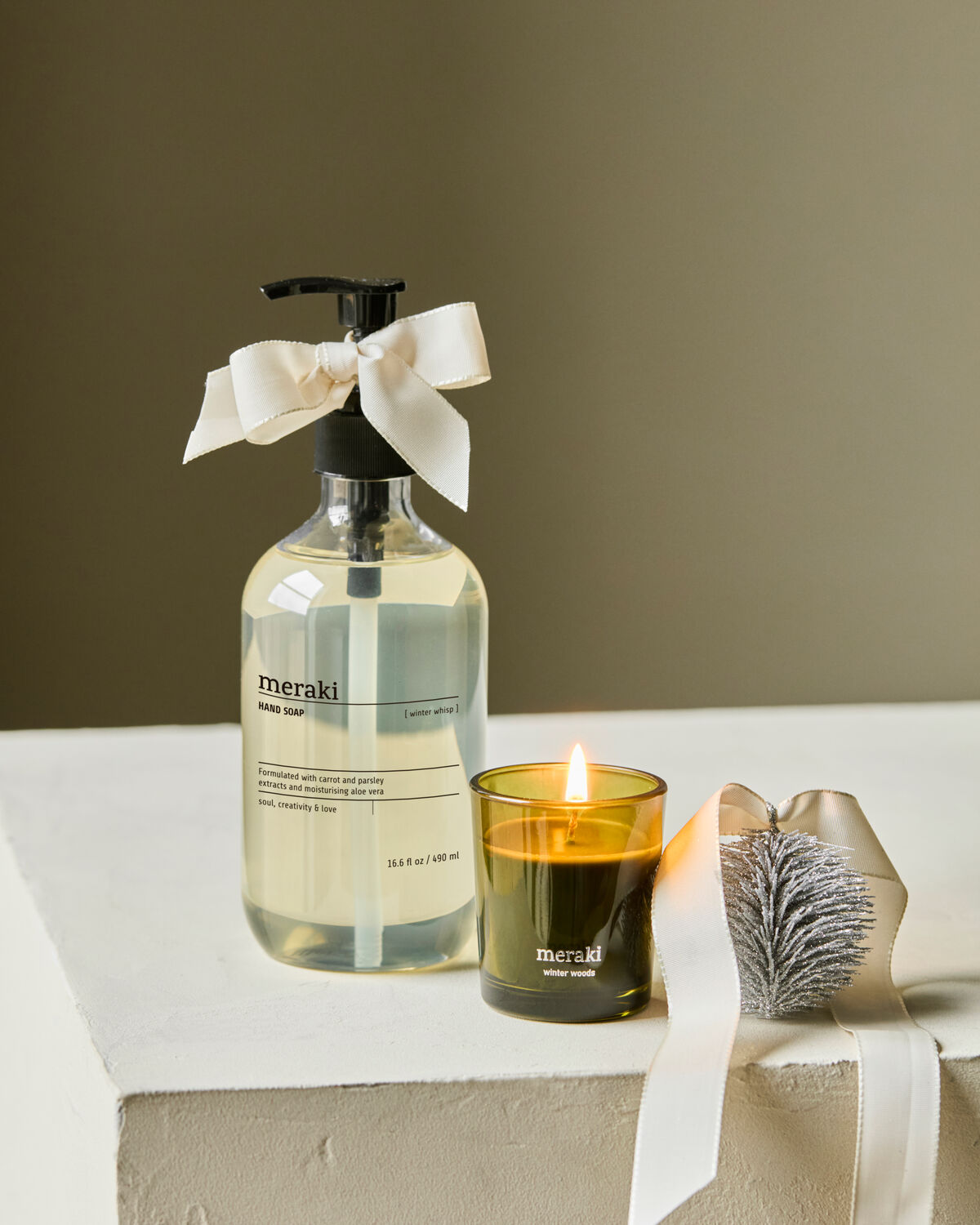 Elegante Geschenkbox mit winterlicher Handseife und Duftkerze, ideal für die kalte Jahreszeit. Perfekt für entspannende Momente.