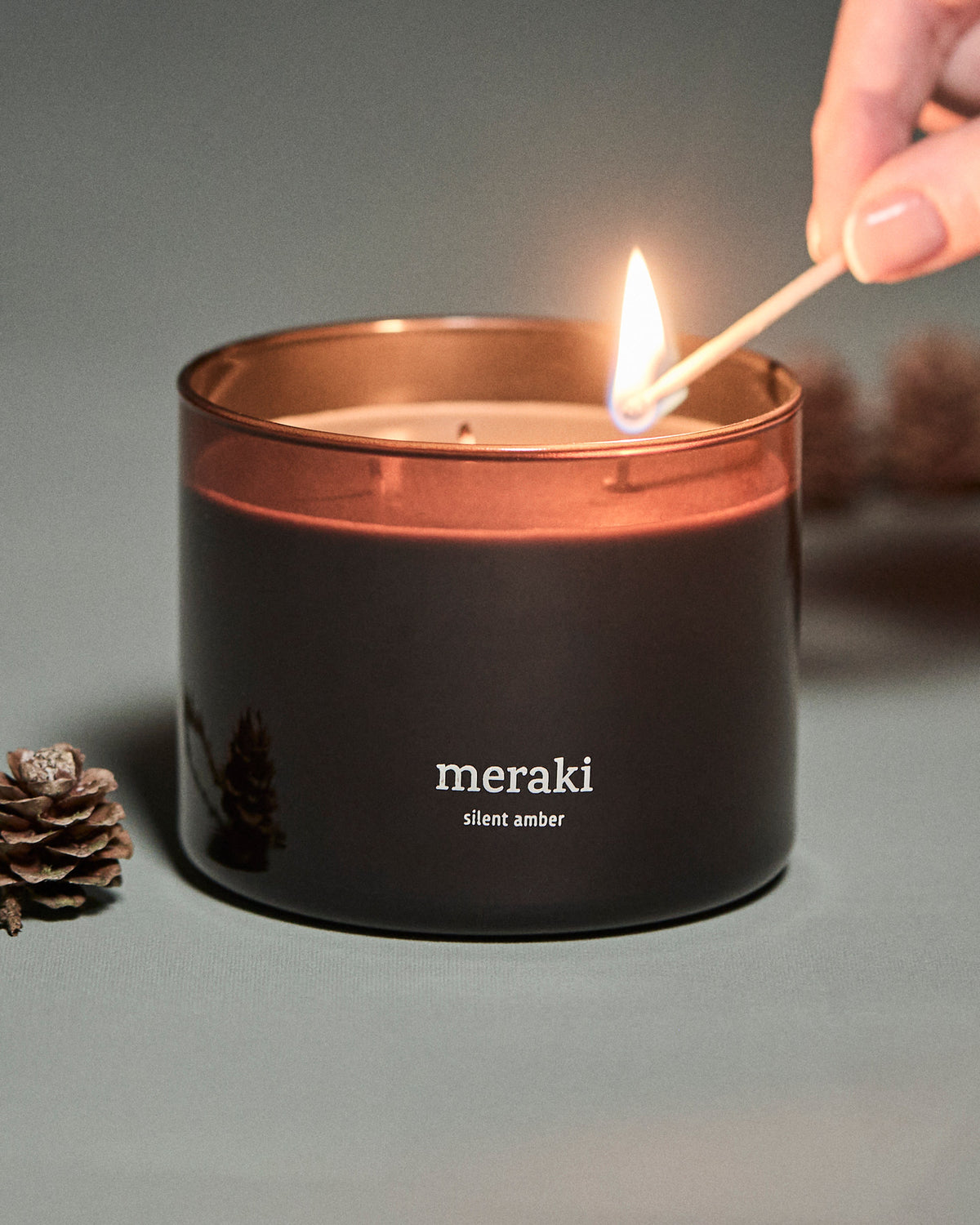Scented candleCH, Silent amber, 340 g in Brown präsentiert im Onlineshop von KAQTU Design AG. Kerzen ist von Meraki
