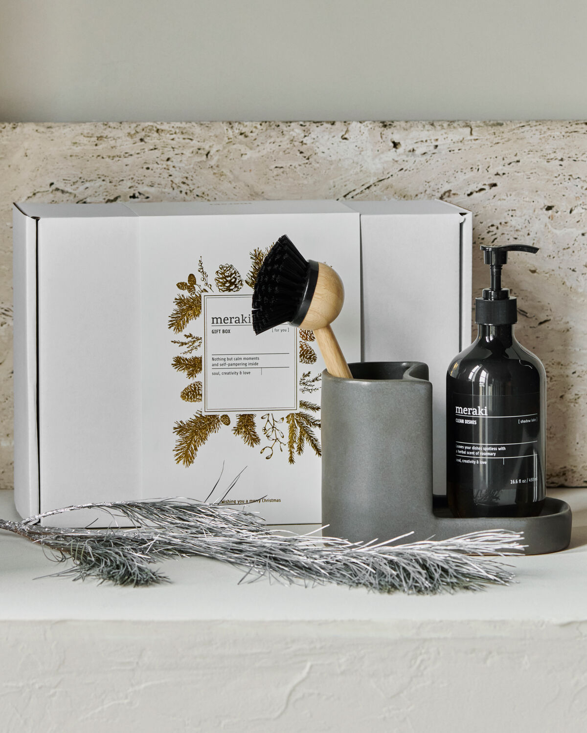 Elegantes Geschenkset von Meraki in dunklem Grau, bestehend aus einem Halter, einer Naturbürste und Geschirrspülmittel, ideal für stilvolle Haushalte.