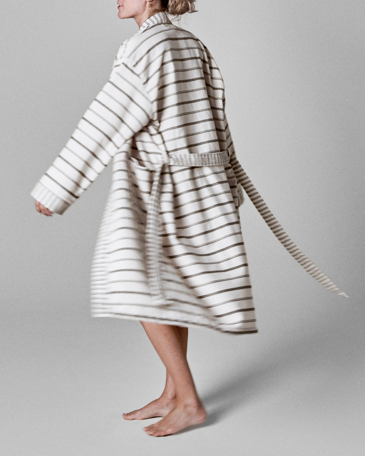 Bademantel, MKTrue L/XL, Off-White, Schwarz in Off-white präsentiert im Onlineshop von KAQTU Design AG. Bademantel ist von Meraki