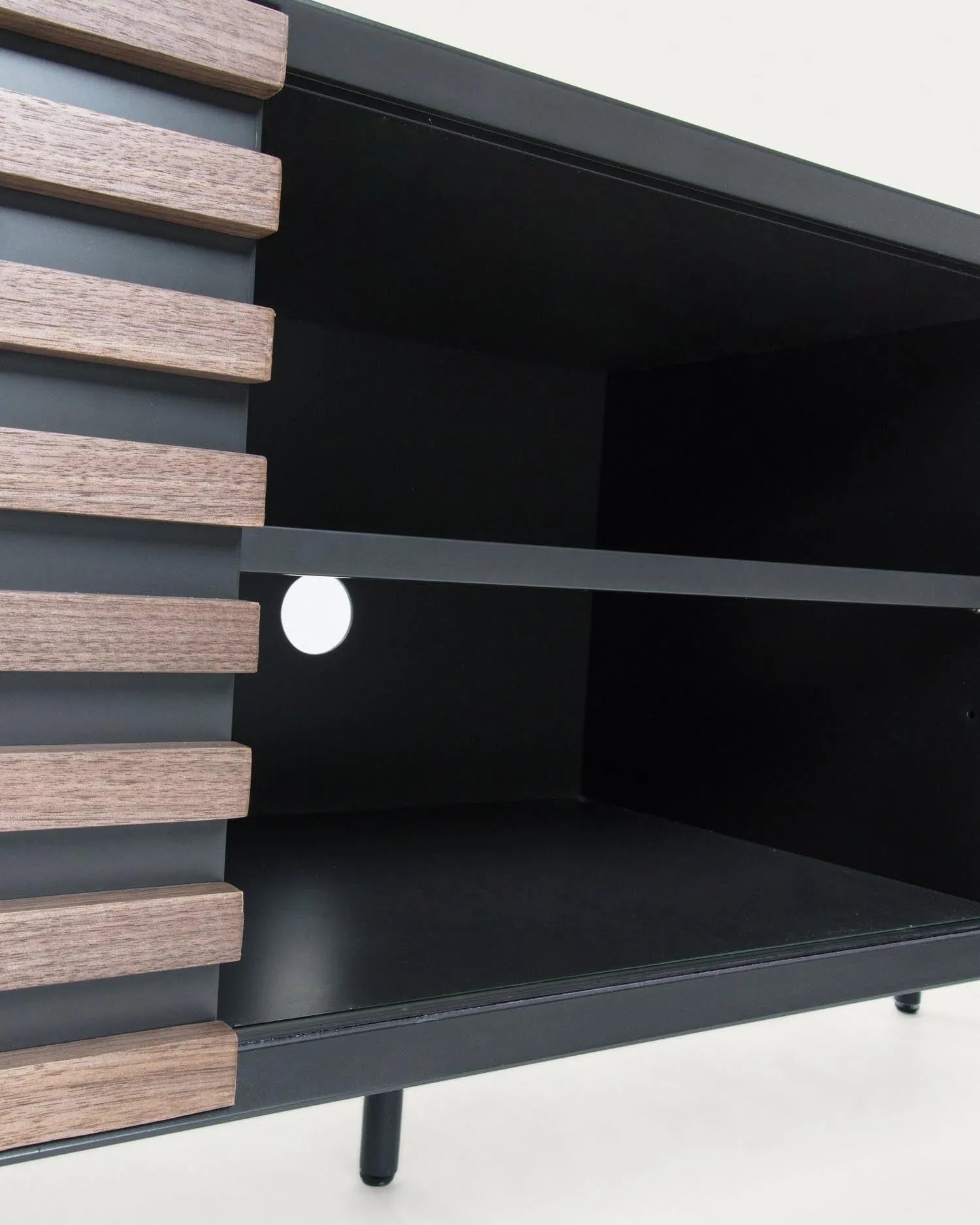Eleganter TV-Schrank aus Nussholzfurnier mit schwarzem Stahl und Lack, 162x58 cm, ideal für moderne und stilvolle Wohnräume.