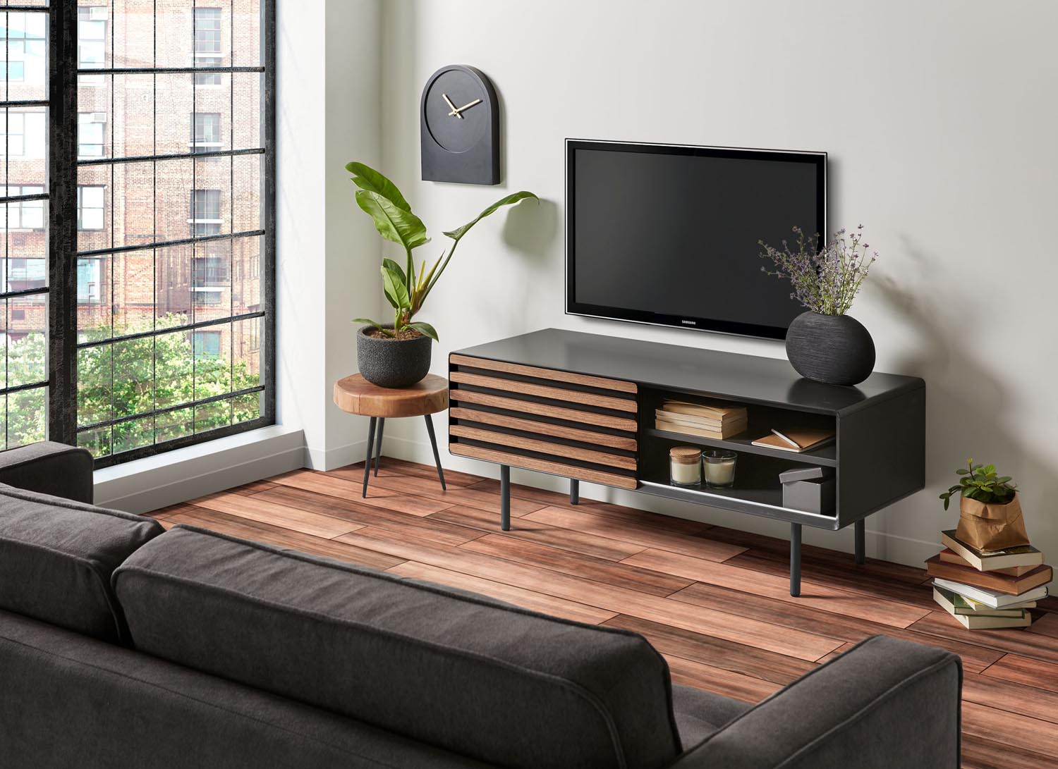 Eleganter TV-Schrank aus Nussholzfurnier mit schwarzer Lackierung und Stahlakzenten, 120 x 48,5 cm, ideal für modernes Wohnen.