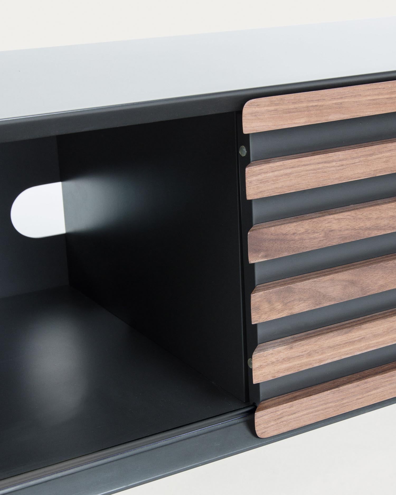 Moderner Kesia TV-Schrank mit edlem Nussholzfurnier und schwarzem Finish, 120 x 48,5 cm, perfekt für stilvolle Wohnzimmer.