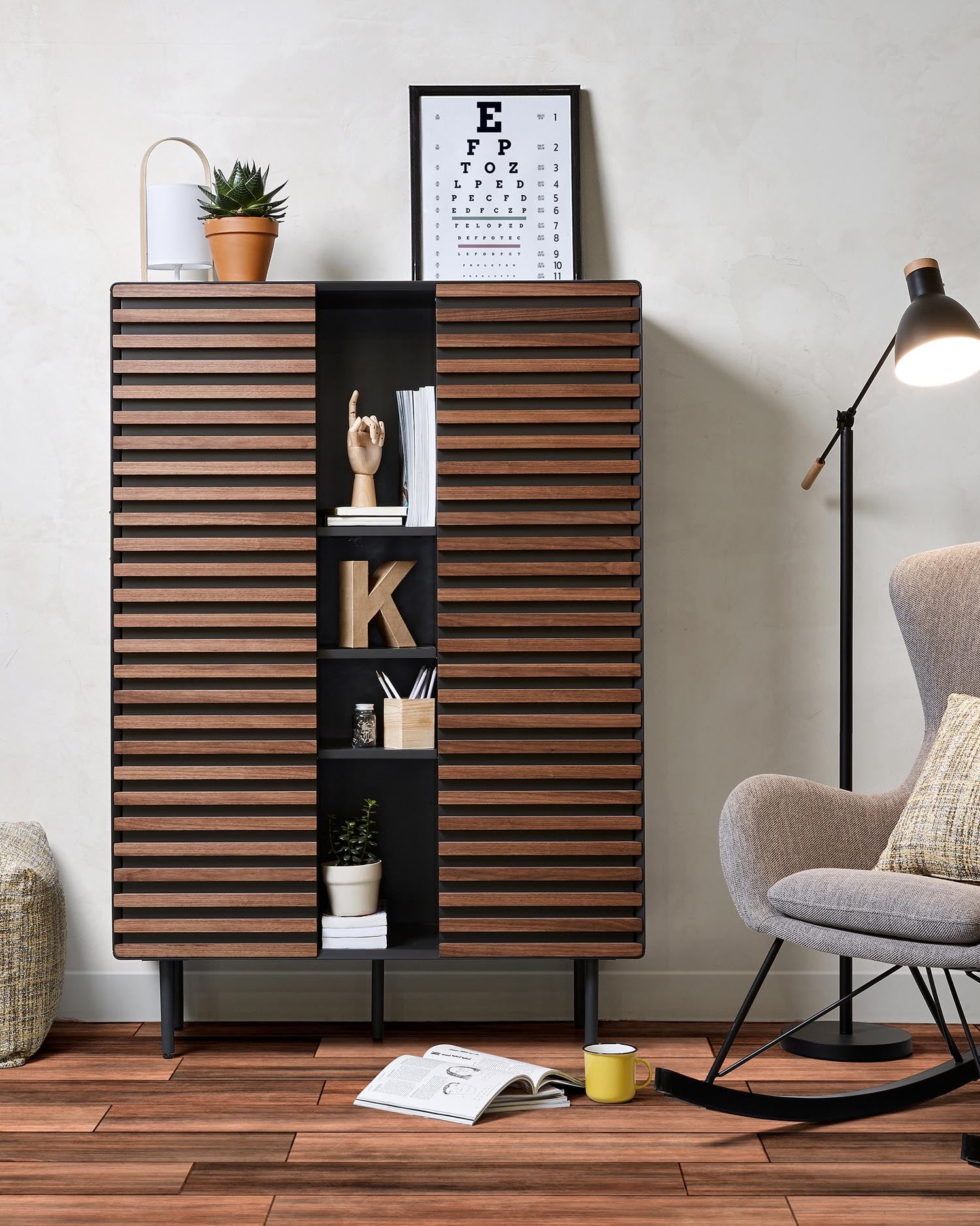 Stilvolles Kesia Highboard von Kave Home, 105 x 155 cm, aus edlem Walnussfurnier. Perfekt für eleganten Stauraum in jedem Raum.