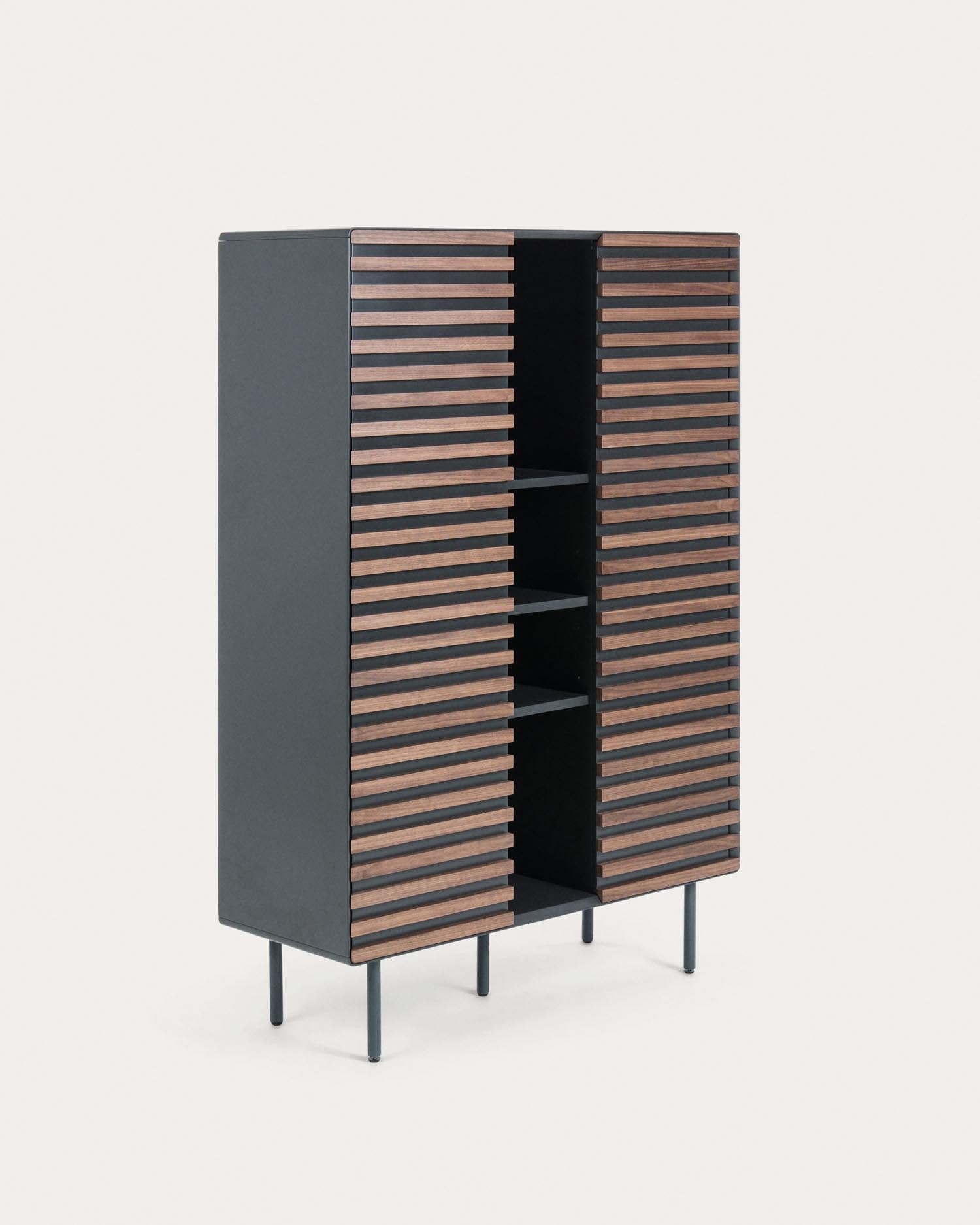 Das Kesia Highboard von Kave Home (105x155 cm) aus Walnussfurnier kombiniert modernes Design mit praktischer Aufbewahrung.