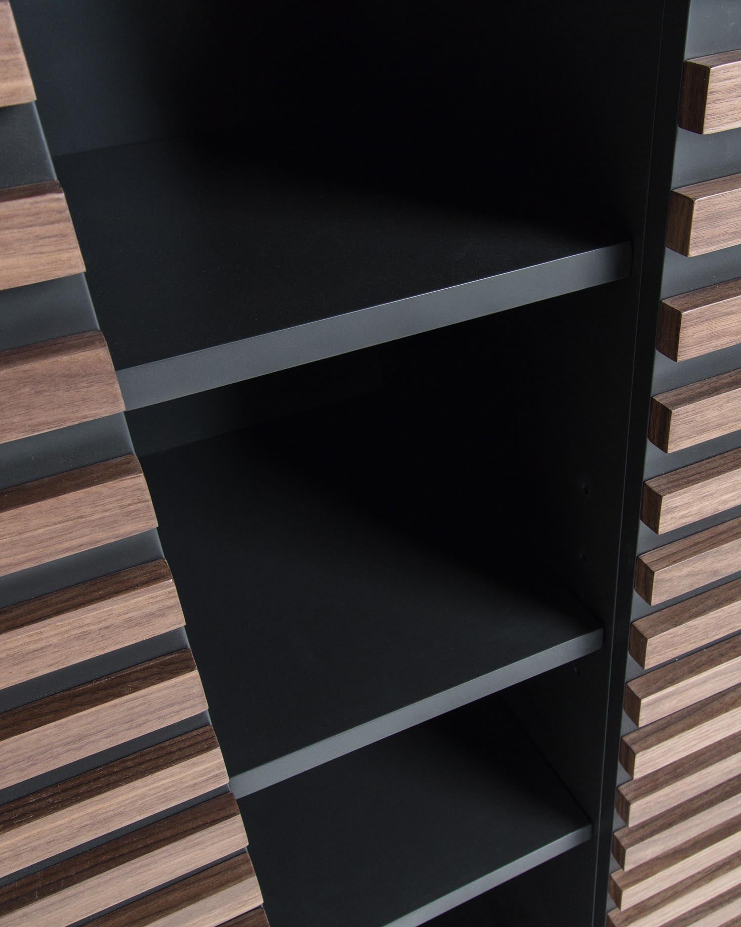 Entdecke das Kesia Highboard von Kave Home: Elegantes Möbelstück mit Walnussfurnier, ideal für stilvolle Aufbewahrung und modernes Wohnen.