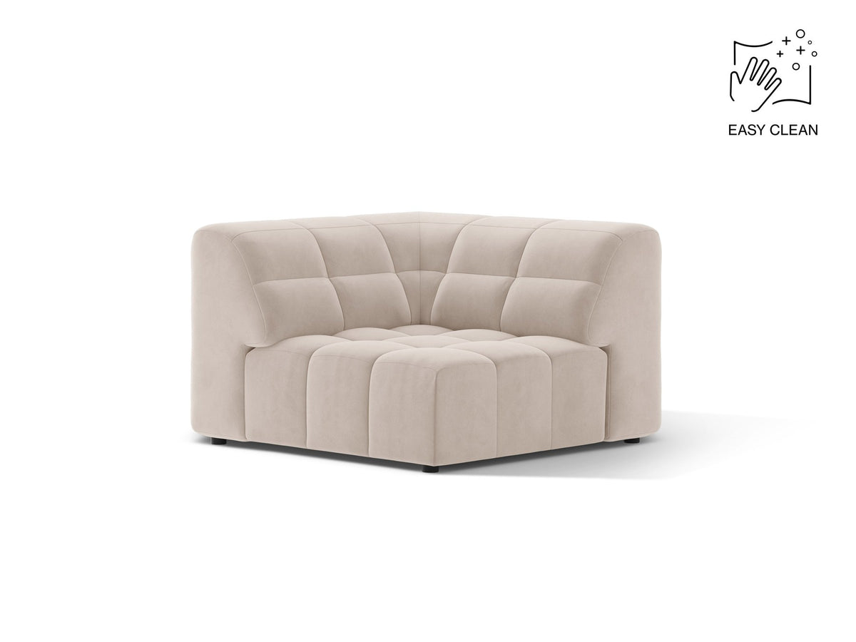 Eckmodul eines modularen Sofas in leichtem Beige mit Chenille-Bezug Eden, schwarzen Kunststoffbeinen und niedriger Rückenlehne.