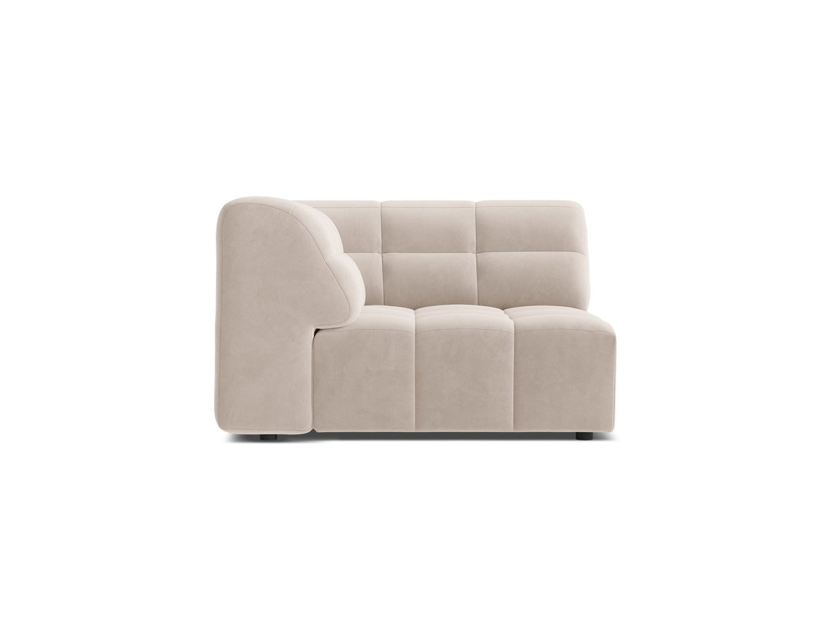 Eckmodul eines modularen Sofas in leichtem Beige mit Chenille-Bezug Eden, schwarzen Kunststoffbeinen und niedriger Rückenlehne.