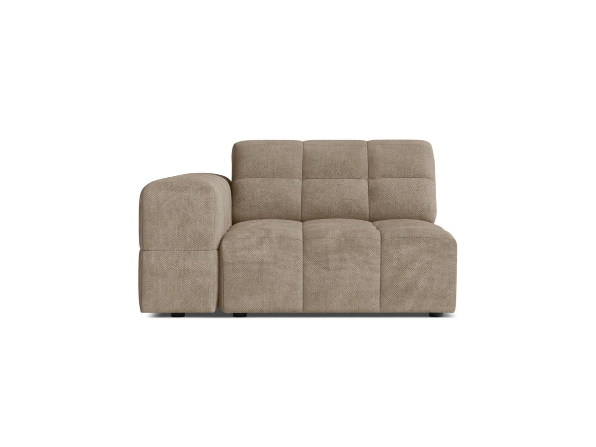 Modulares Sofa Jennifer von Micadoni in leichtem Beige mit Chenille-Stoffbezug, schwarzen Kunststoffbeinen und niedriger Rückenlehne.