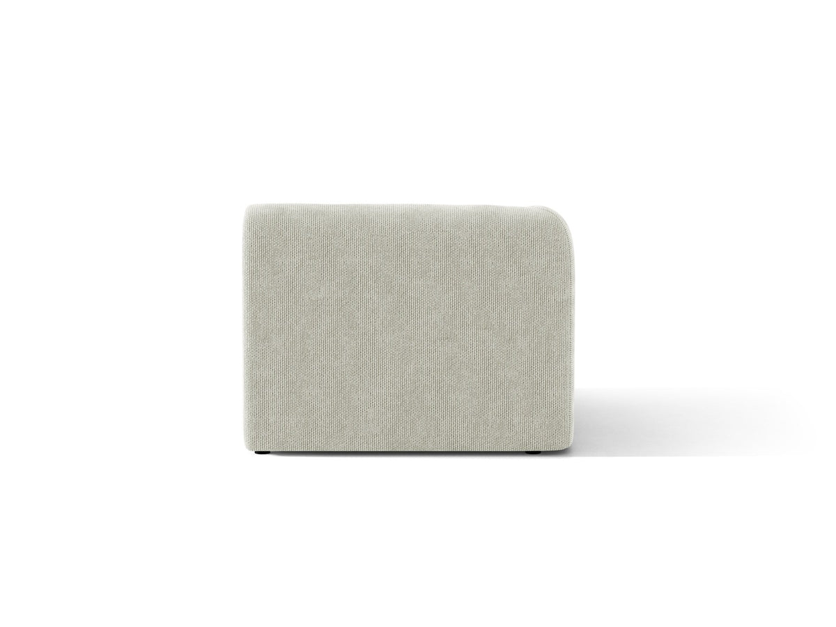 Dunkelbeiger Einsitzer aus der modularen Miley-Sofa-Serie von Micadoni, Bezug aus Bluvel-Stoff, schwarze Kunststofffüsse, kompakte quadratische Form.