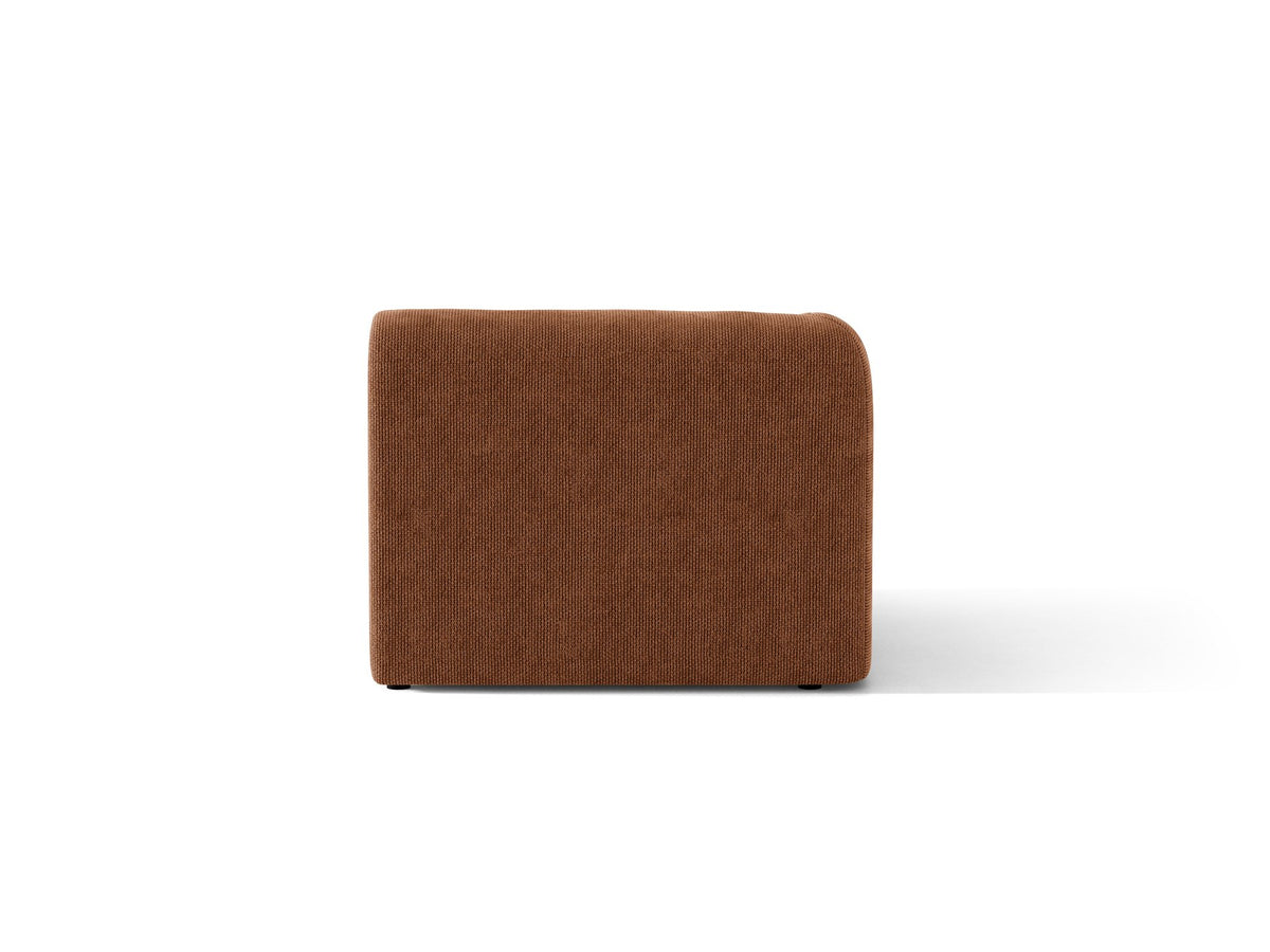 Dunkelbeiger Einsitzer aus der modularen Miley-Sofa-Serie von Micadoni, Bezug aus Bluvel-Stoff, schwarze Kunststofffüsse, kompakte quadratische Form.