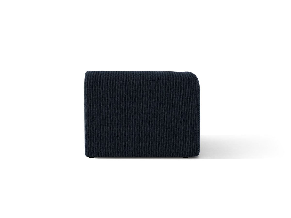 Dunkelbeiger Einsitzer aus der modularen Miley-Sofa-Serie von Micadoni, Bezug aus Bluvel-Stoff, schwarze Kunststofffüsse, kompakte quadratische Form.