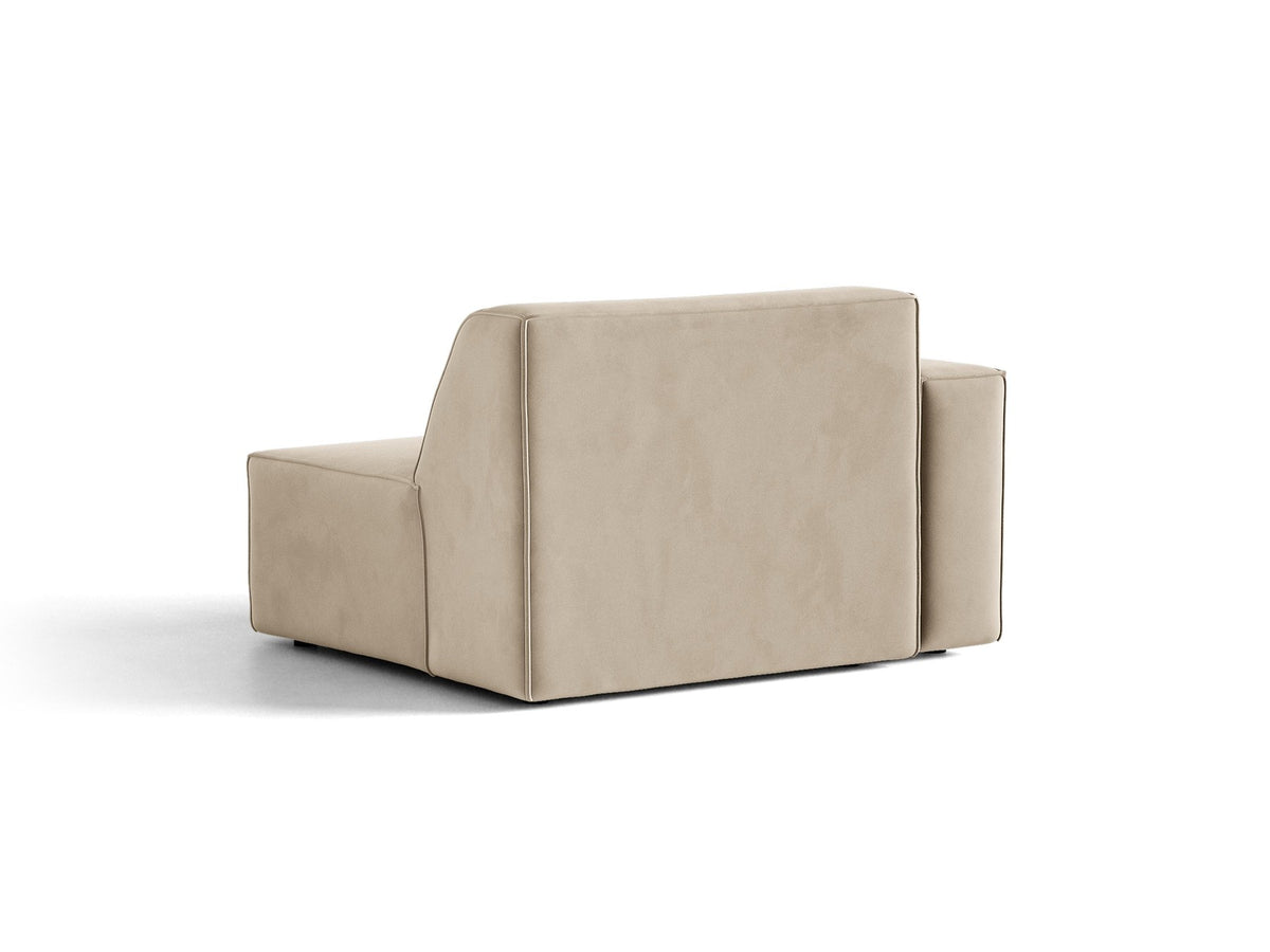 Modulares Sofa-Element Jodie von Micadoni in leichtem Beige mit Venus-Samtstoff, schwarzen Kunststoffbeinen und niedriger Rückenlehne.