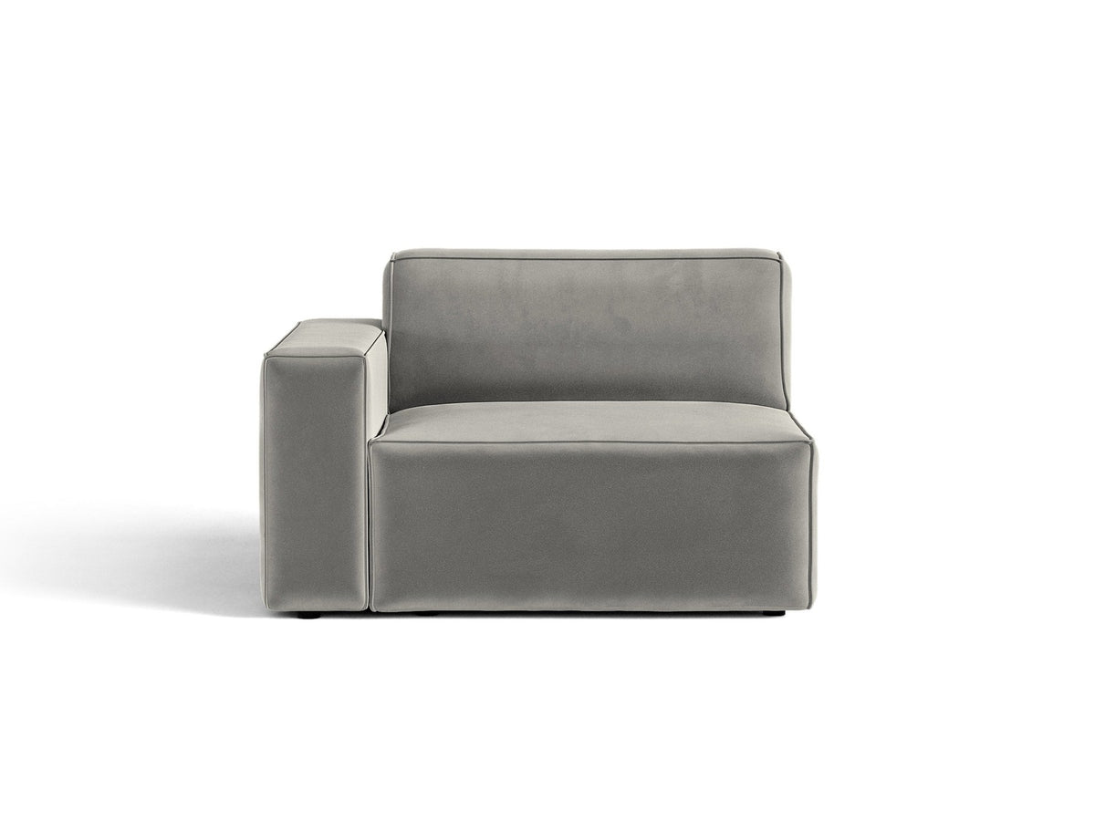 Modulares Sofa-Element Jodie von Micadoni in leichtem Beige mit Venus-Samtstoff, schwarzen Kunststoffbeinen und niedriger Rückenlehne.