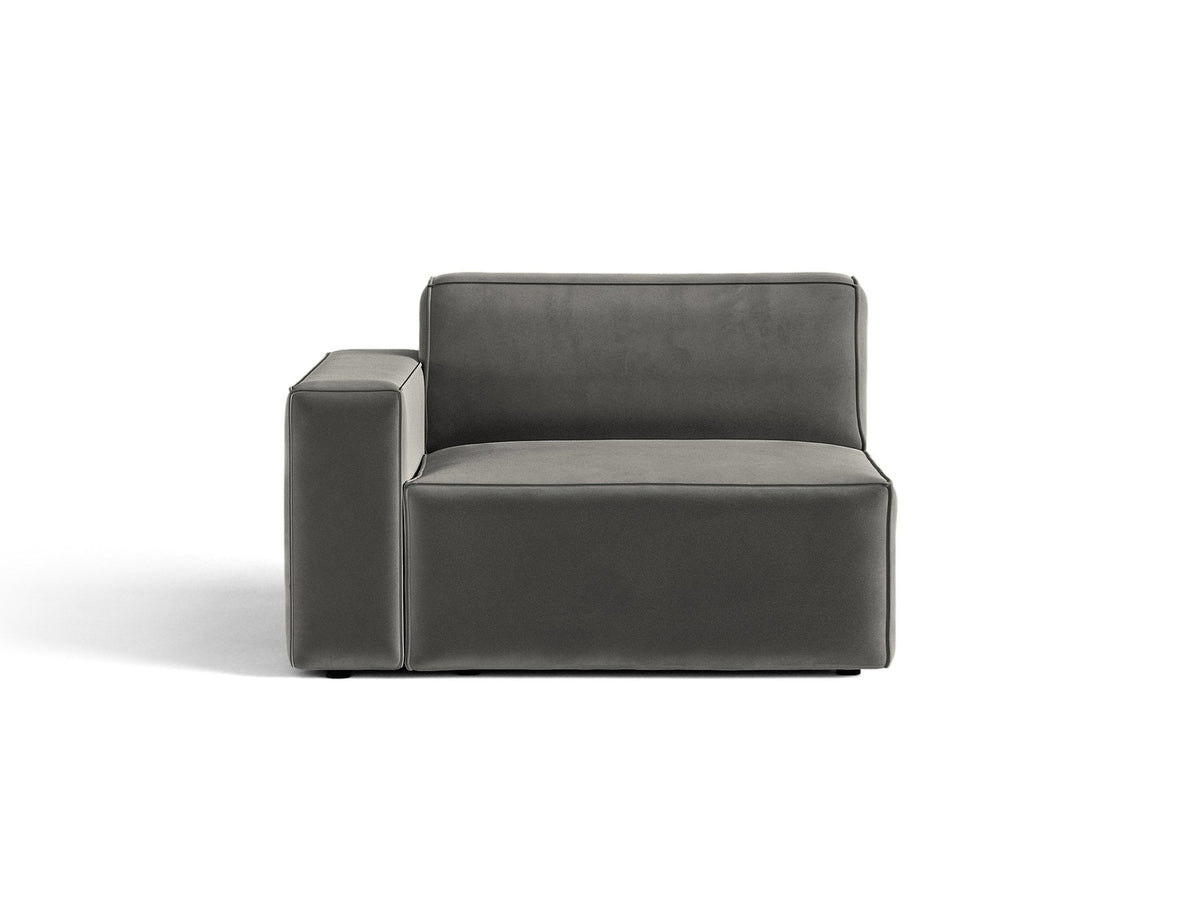 Modulares Sofa-Element Jodie von Micadoni in leichtem Beige mit Venus-Samtstoff, schwarzen Kunststoffbeinen und niedriger Rückenlehne.