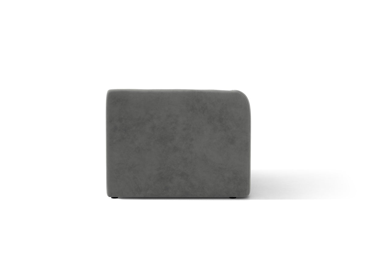 Dunkelbeiger Einsitzer aus der modularen Miley-Sofa-Serie von Micadoni, Bezug aus Bluvel-Stoff, schwarze Kunststofffüsse, kompakte quadratische Form.