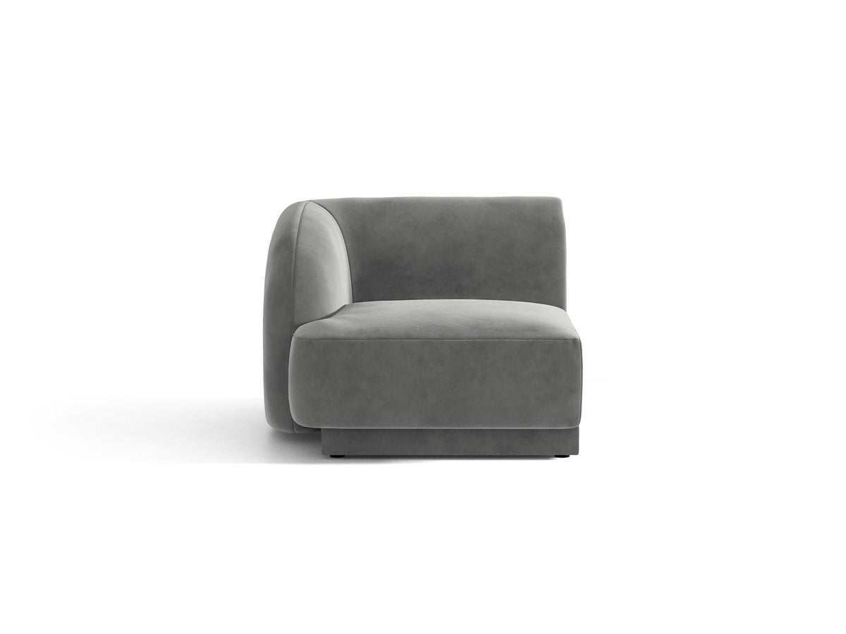Dunkelbeiger Einsitzer aus der modularen Miley-Sofa-Serie von Micadoni, Bezug aus Bluvel-Stoff, schwarze Kunststofffüsse, kompakte quadratische Form.