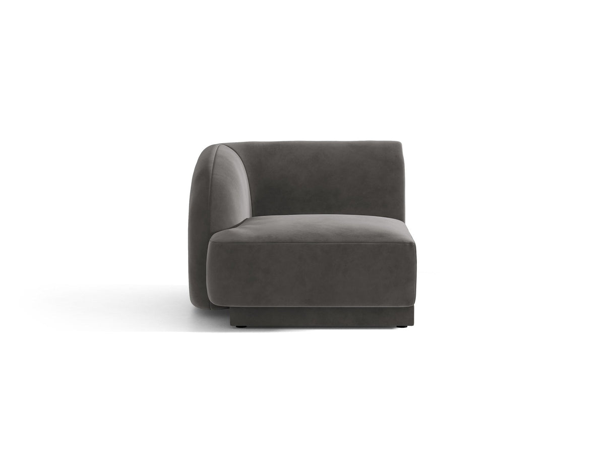 Dunkelbeiger Einsitzer aus der modularen Miley-Sofa-Serie von Micadoni, Bezug aus Bluvel-Stoff, schwarze Kunststofffüsse, kompakte quadratische Form.