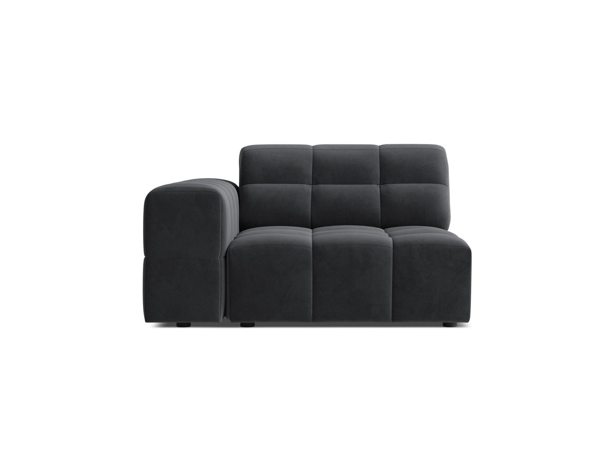 Modulares Sofa Jennifer von Micadoni in leichtem Beige mit Chenille-Stoffbezug, schwarzen Kunststoffbeinen und niedriger Rückenlehne.