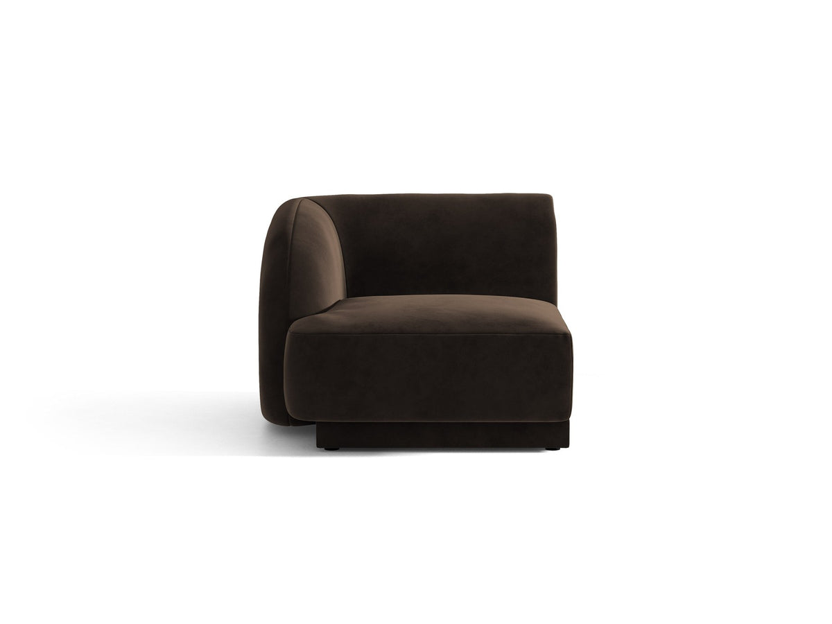 Dunkelbeiger Einsitzer aus der modularen Miley-Sofa-Serie von Micadoni, Bezug aus Bluvel-Stoff, schwarze Kunststofffüsse, kompakte quadratische Form.