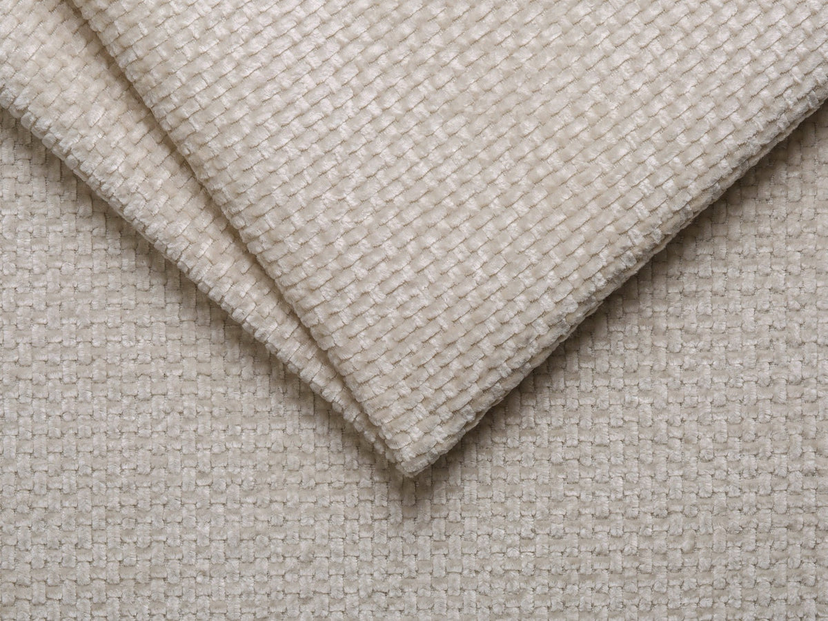 Modulares Sofa Jennifer von Micadoni in Leichtes beige mit Chenille-Bezug Eden, schwarzen Kunststoffbeinen und niedriger Rückenlehne.