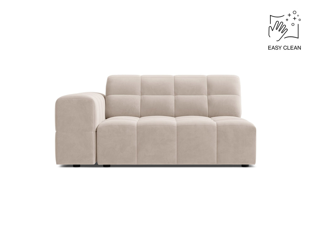 Modulares Sofa Jennifer von Micadoni in Leichtes beige mit Chenille-Bezug Eden, schwarzen Kunststoffbeinen und niedriger Rückenlehne.