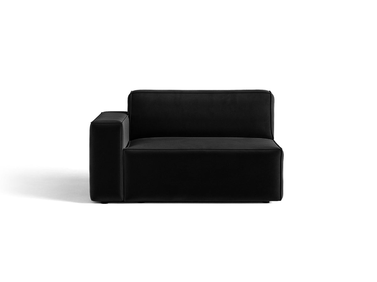 Modulares Sofa-Element Jodie von Micadoni in Leichtes Beige mit Venus Samtstoff, schwarzen Kunststoffbeinen und niedriger Rückenlehne.