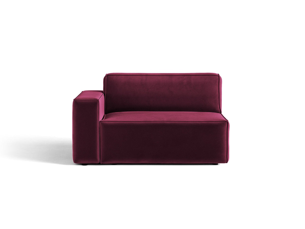 Modulares Sofa-Element Jodie von Micadoni in Leichtes Beige mit Venus Samtstoff, schwarzen Kunststoffbeinen und niedriger Rückenlehne.