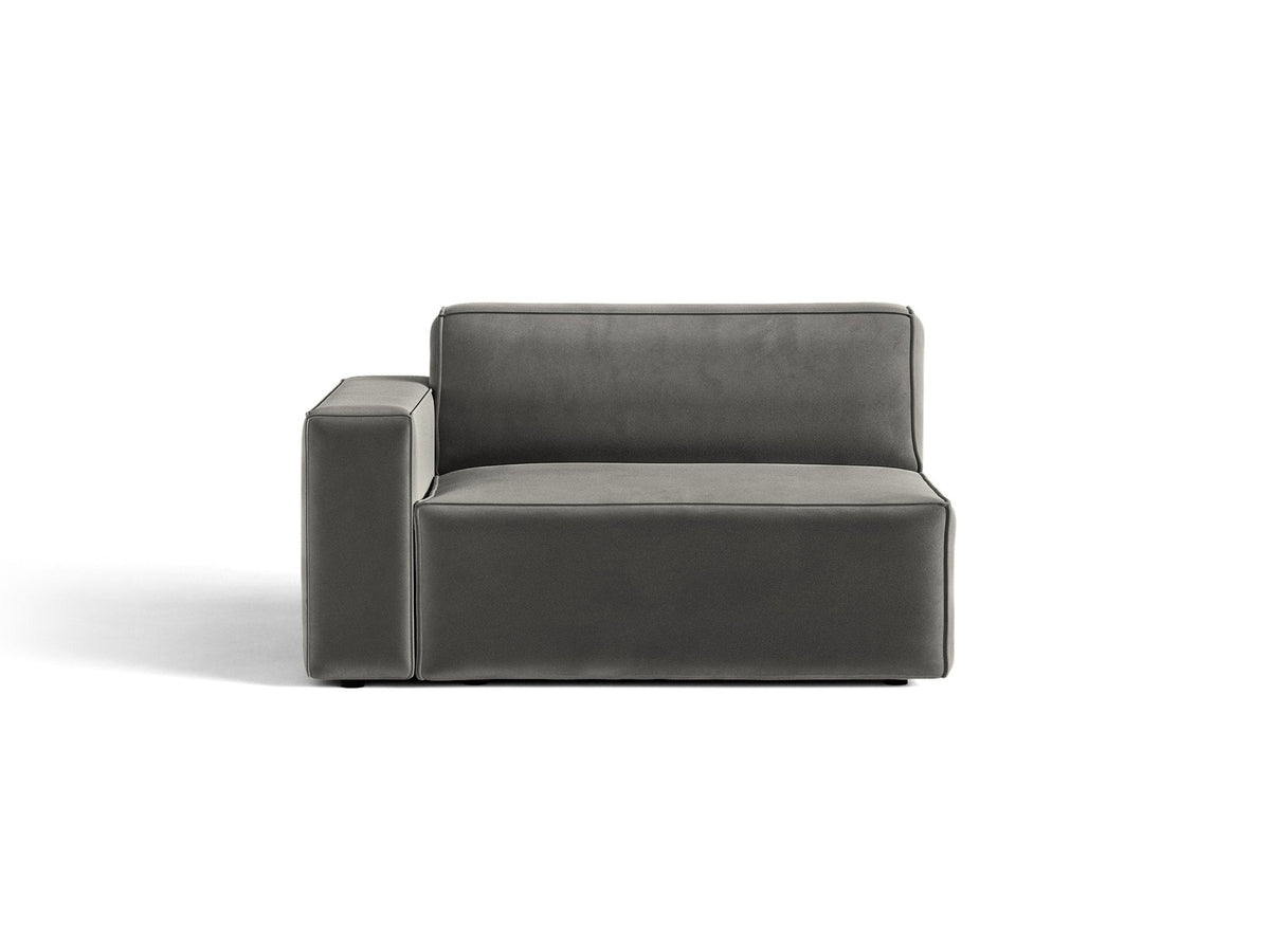 Modulares Sofa-Element Jodie von Micadoni in Leichtes Beige mit Venus Samtstoff, schwarzen Kunststoffbeinen und niedriger Rückenlehne.
