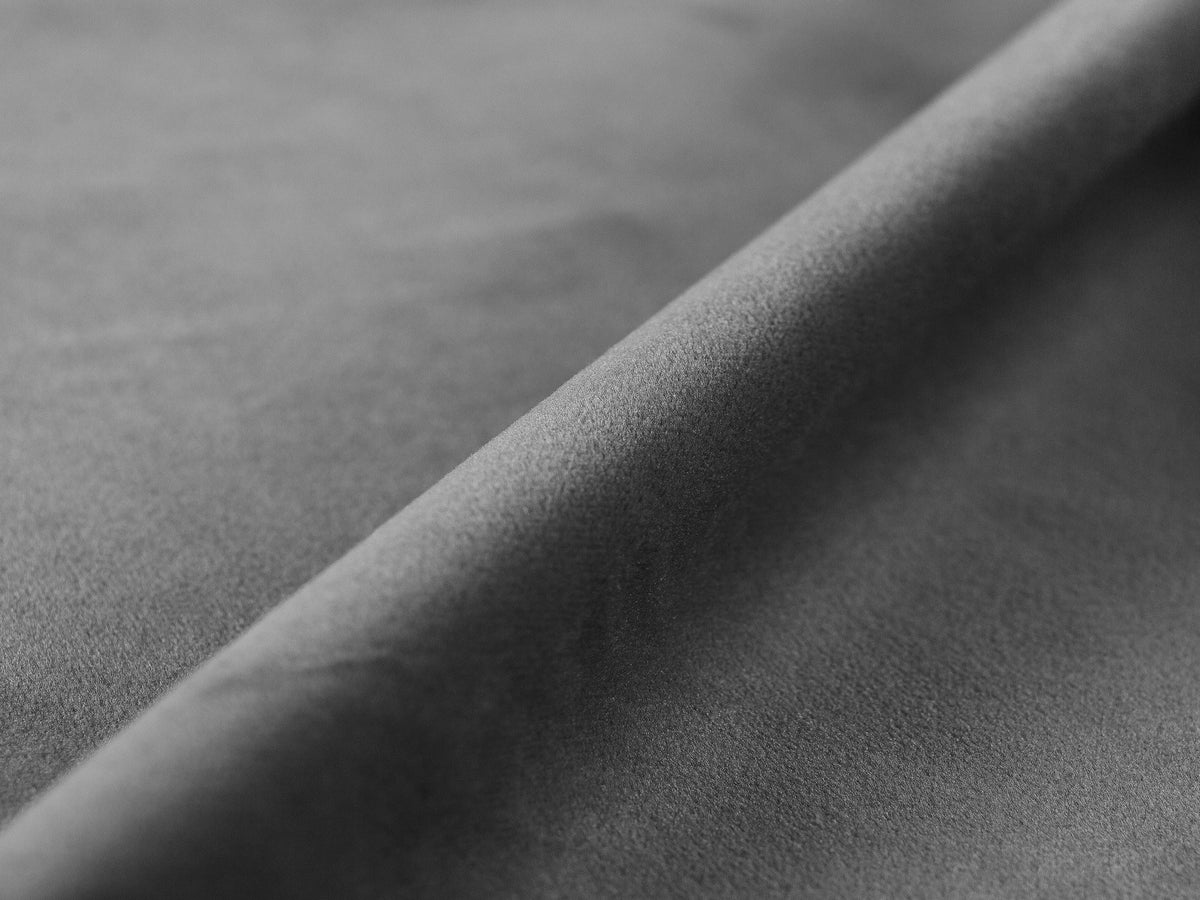 Modulares Sofa Jennifer von Micadoni in leichtem Beige mit Eden-Stoff, schwarzen Kunststoffbeinen und rechter Ausrichtung.