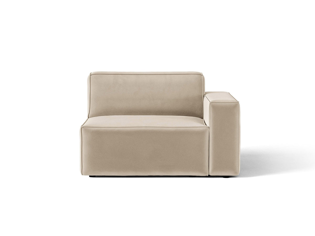 Modulares Sofa Jodie von Micadoni in leichtem Beige mit Venus-Samtstoff, schwarzen Kunststoffbeinen und rechtsseitiger Ausrichtung.