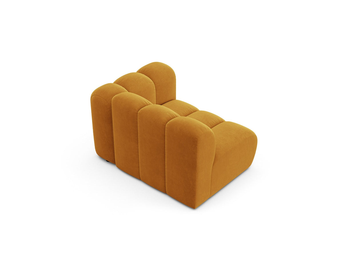Produktfoto des Lupine Einsitzers von Micadoni: modulares Sofa mit beigem Venus-Stoffbezug und schwarzen Kunststoffbeinen.