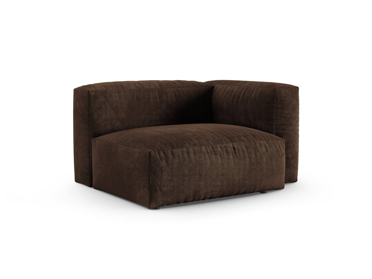 Modulares Sofa-Element Martina von Micadoni in Schokolade, Veloursstoff Vogue, schwarze Kunststoffbeine, quadratische Sitzform von vorne fotografiert.