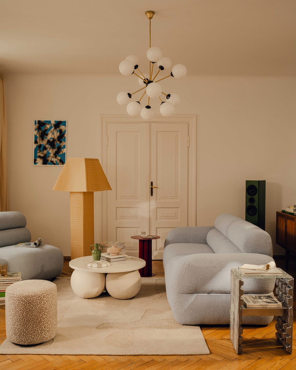 Armloses Samtmodul-Sofaelement Neo von Micadoni in dunklem Olivgrün, mit schwarzen Kunststoffbeinen, Teil eines modularen Sofasystems.
