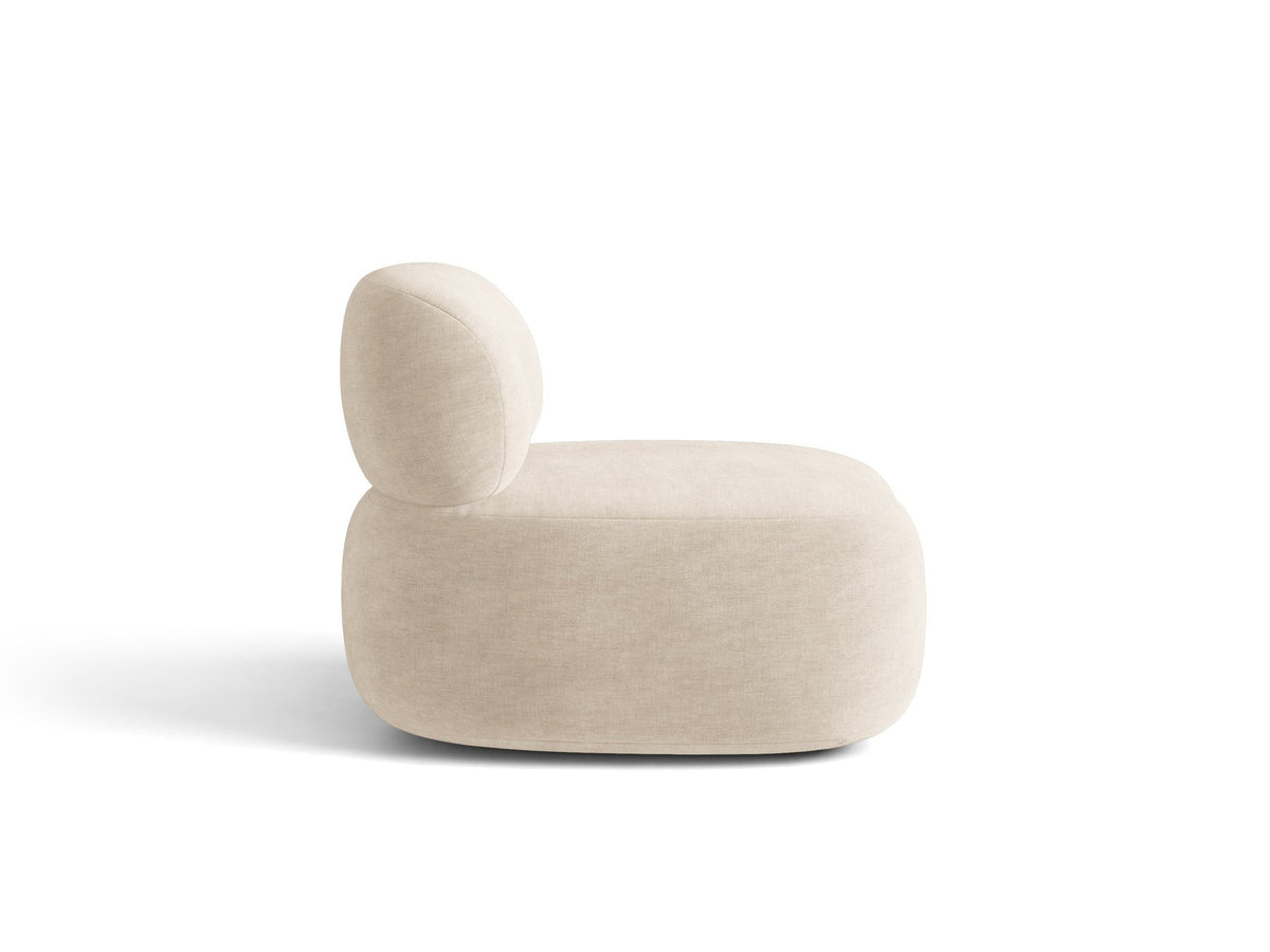 Beige Armsessel Aura von Micadoni mit Chenille-Bezug Golden, schwarzen Kunststoffbeinen und geschwungener Rückenlehne, Frontalansicht.