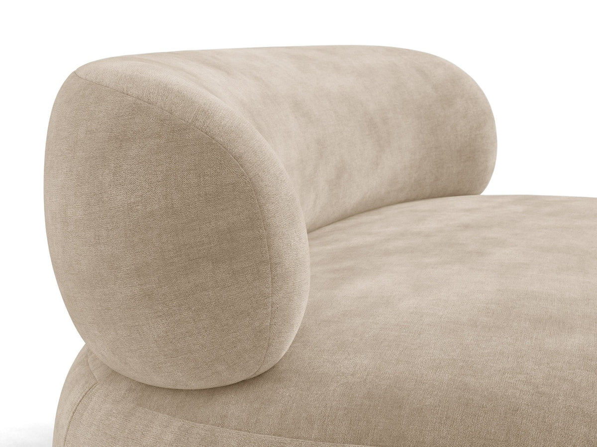 Beige Armsessel Aura von Micadoni mit Chenille-Bezug Golden, schwarzen Kunststoffbeinen und geschwungener Rückenlehne, Frontalansicht.