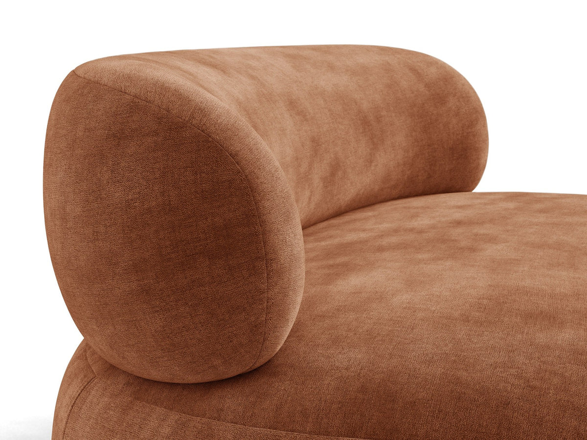 Beige Armsessel Aura von Micadoni mit Chenille-Bezug Golden, schwarzen Kunststoffbeinen und geschwungener Rückenlehne, Frontalansicht.