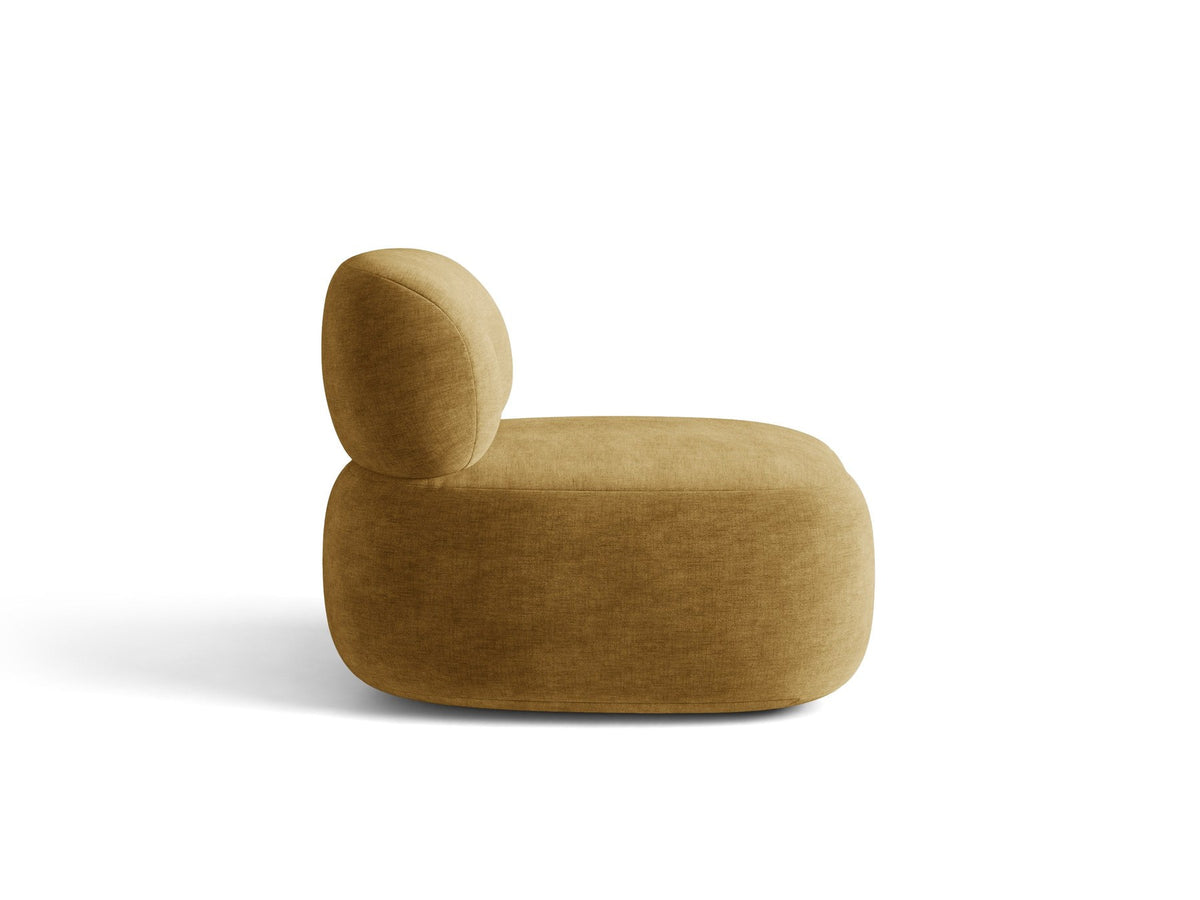 Beige Armsessel Aura von Micadoni mit Chenille-Bezug Golden, schwarzen Kunststoffbeinen und geschwungener Rückenlehne, Frontalansicht.