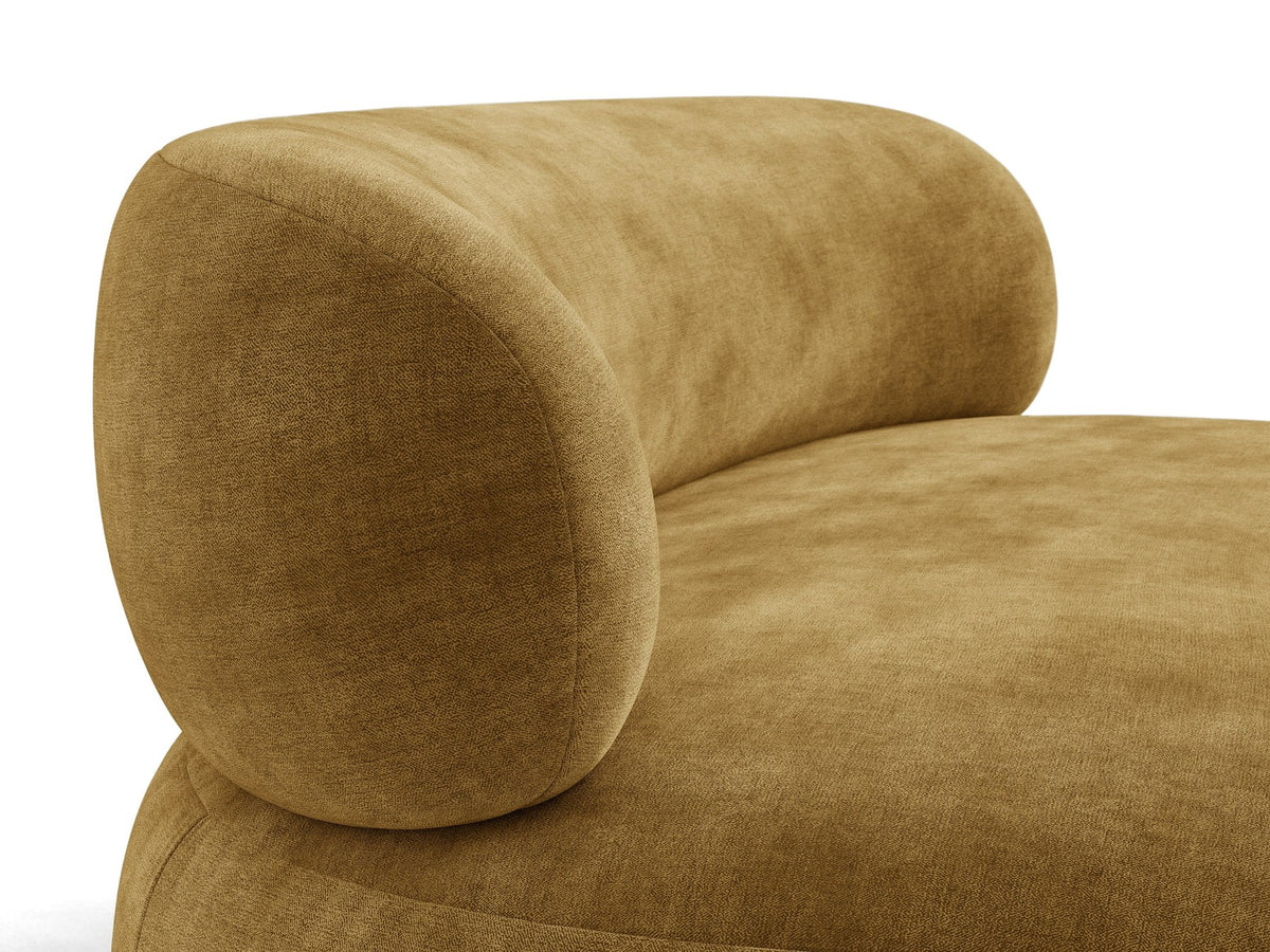 Beige Armsessel Aura von Micadoni mit Chenille-Bezug Golden, schwarzen Kunststoffbeinen und geschwungener Rückenlehne, Frontalansicht.