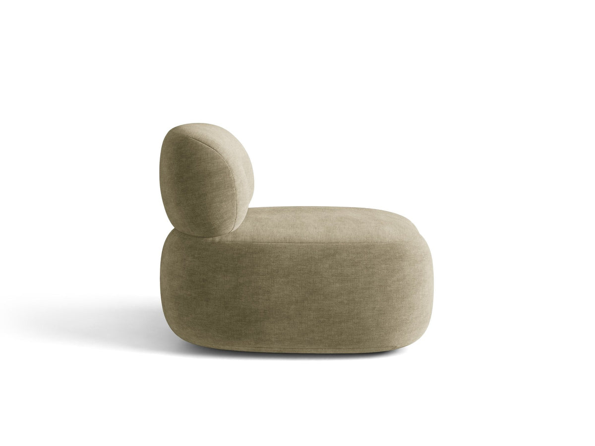 Beige Armsessel Aura von Micadoni mit Chenille-Bezug Golden, schwarzen Kunststoffbeinen und geschwungener Rückenlehne, Frontalansicht.