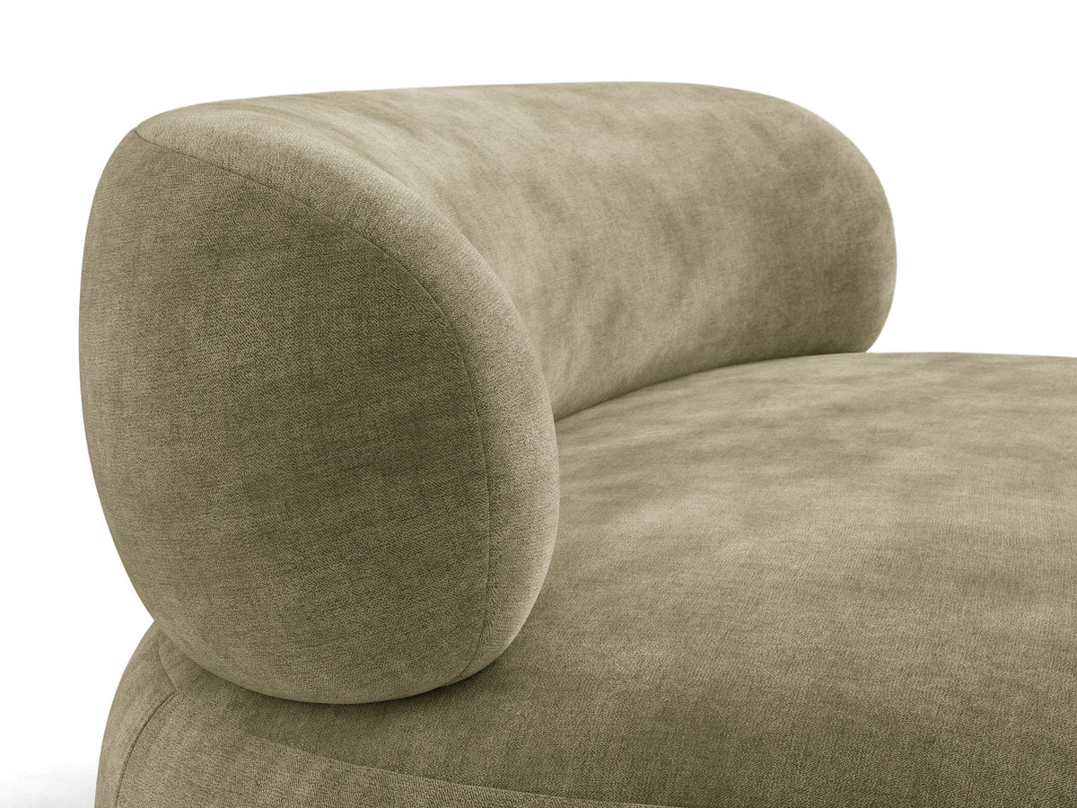 Beige Armsessel Aura von Micadoni mit Chenille-Bezug Golden, schwarzen Kunststoffbeinen und geschwungener Rückenlehne, Frontalansicht.
