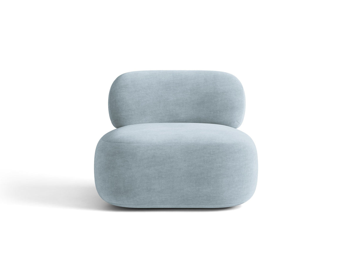 Beige Armsessel Aura von Micadoni mit Chenille-Bezug Golden, schwarzen Kunststoffbeinen und geschwungener Rückenlehne, Frontalansicht.