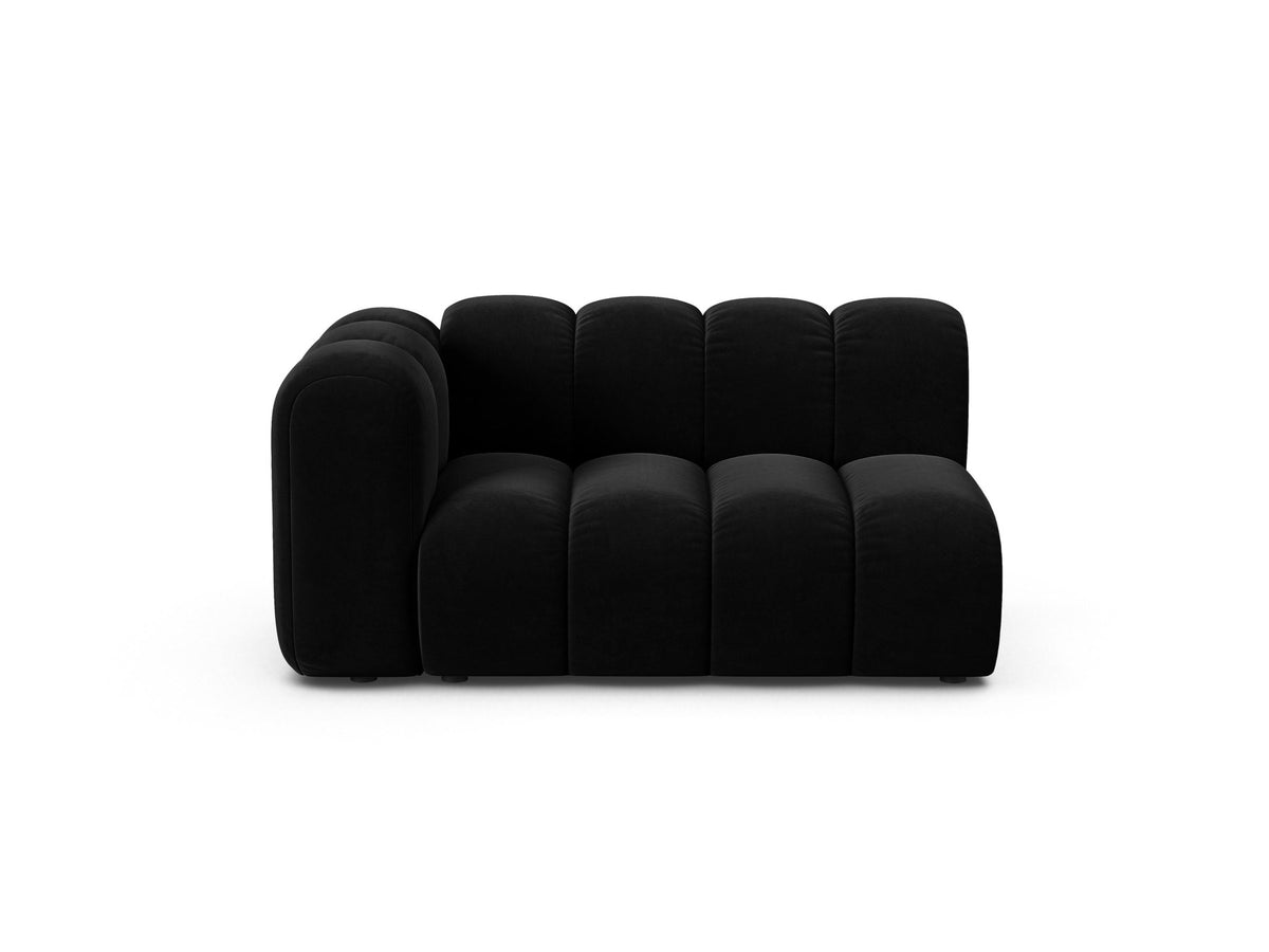 Zweisitziges modulares Sofa Lupine von Micadoni in leichtem Beige mit Venus-Stoffbezug, schwarzen Kunststoffbeinen und niedriger Rückenlehne.