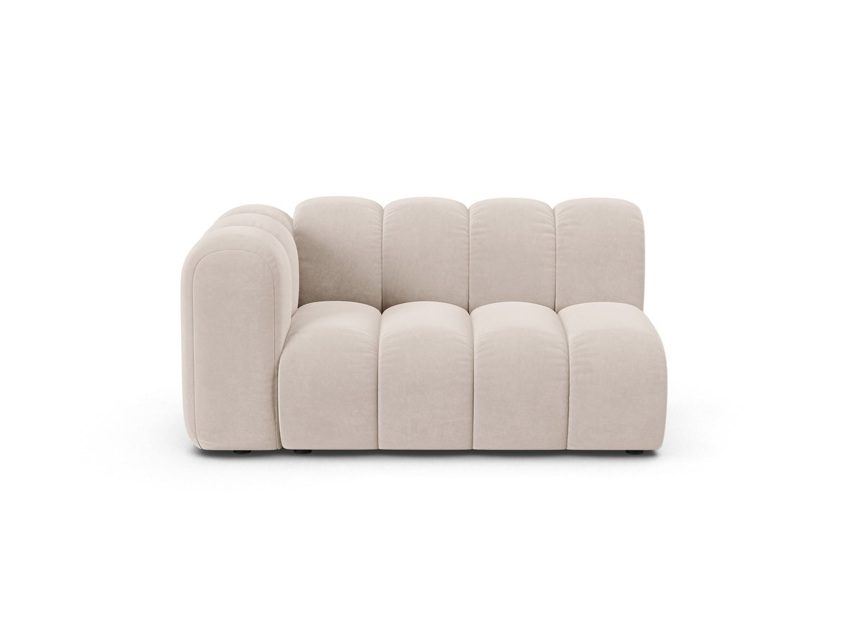 Zweisitziges modulares Sofa Lupine von Micadoni in leichtem Beige mit Venus-Stoffbezug, schwarzen Kunststoffbeinen und niedriger Rückenlehne.