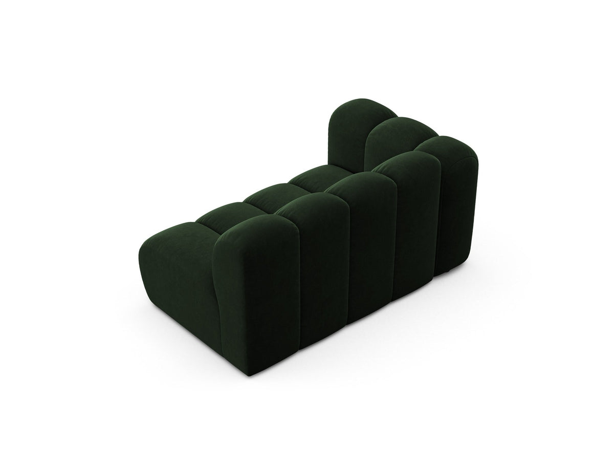 Zweisitziges modulares Sofa Lupine von Micadoni in leichtem Beige mit Venus-Stoffbezug, schwarzen Kunststoffbeinen und niedriger Rückenlehne.