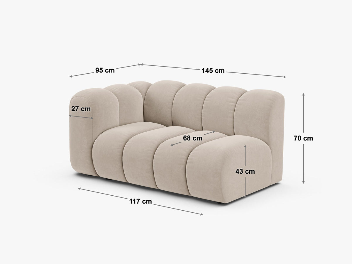Zweisitziges modulares Sofa Lupine von Micadoni in leichtem Beige mit Venus-Stoffbezug, schwarzen Kunststoffbeinen und niedriger Rückenlehne.