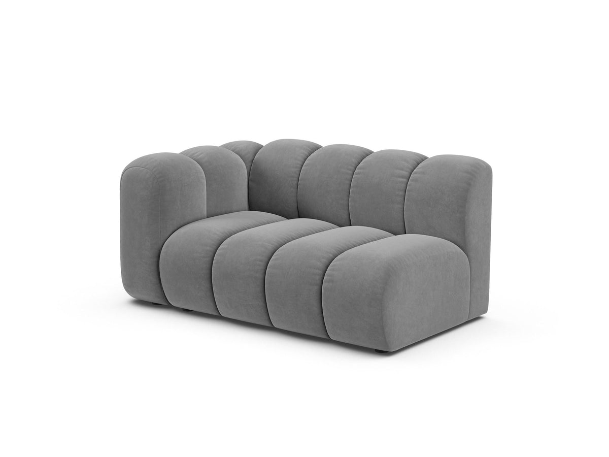 Zweisitziges modulares Sofa Lupine von Micadoni in leichtem Beige mit Venus-Stoffbezug, schwarzen Kunststoffbeinen und niedriger Rückenlehne.