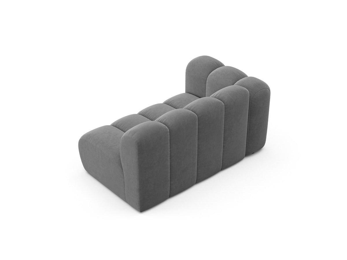 Zweisitziges modulares Sofa Lupine von Micadoni in leichtem Beige mit Venus-Stoffbezug, schwarzen Kunststoffbeinen und niedriger Rückenlehne.